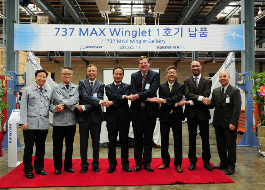 대한항공이 보잉 737 맥스(737 MAX)의 날개 부분 핵심 부품인 '어드밴스드 테크놀로지 윙렛(Advanced Technology Winglet)' 개발을 마치고 공급에 들어간다. 함명래 항공우주사업본부장(왼쪽에서 네번째)을 비롯한 자사 임직원과 보잉사 관계자들이 기념 촬영을 하고 있다. <대한항공 제공>